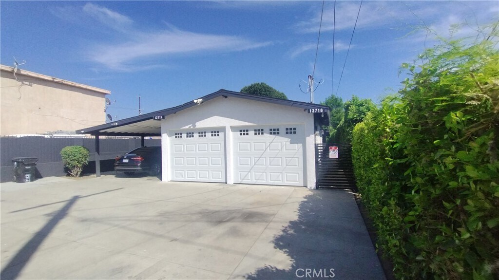 13714 Hoyt St in Los Angeles, CA - Building Photo