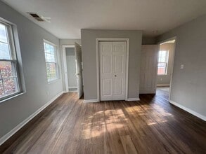 129 Main St, Unit B in East Haven, CT - Foto de edificio - Building Photo