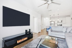 1900 Barton Springs Rd in Austin, TX - Building Photo