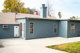 7900 Shoshone Ave in Northridge, CA - Building Photo - Building Photo