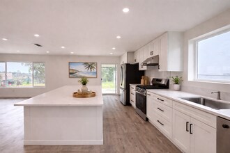 5934 Hughes St in San Diego, CA - Building Photo - Building Photo