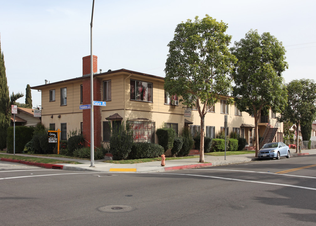 6820 Templeton St in Huntington Park, CA - Foto de edificio