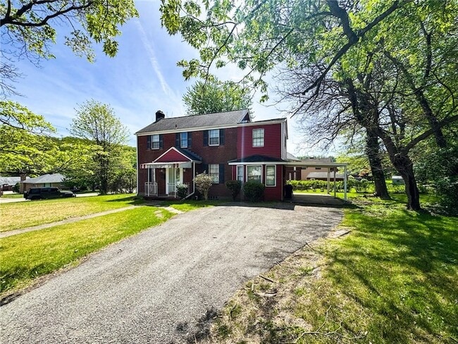 2710 Henderson Rd in White Oak, PA - Building Photo - Building Photo