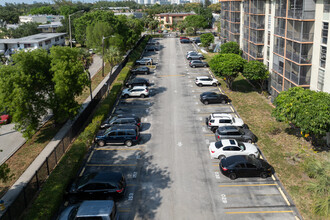 Woodside Apartments in North Miami Beach, FL - Building Photo - Building Photo