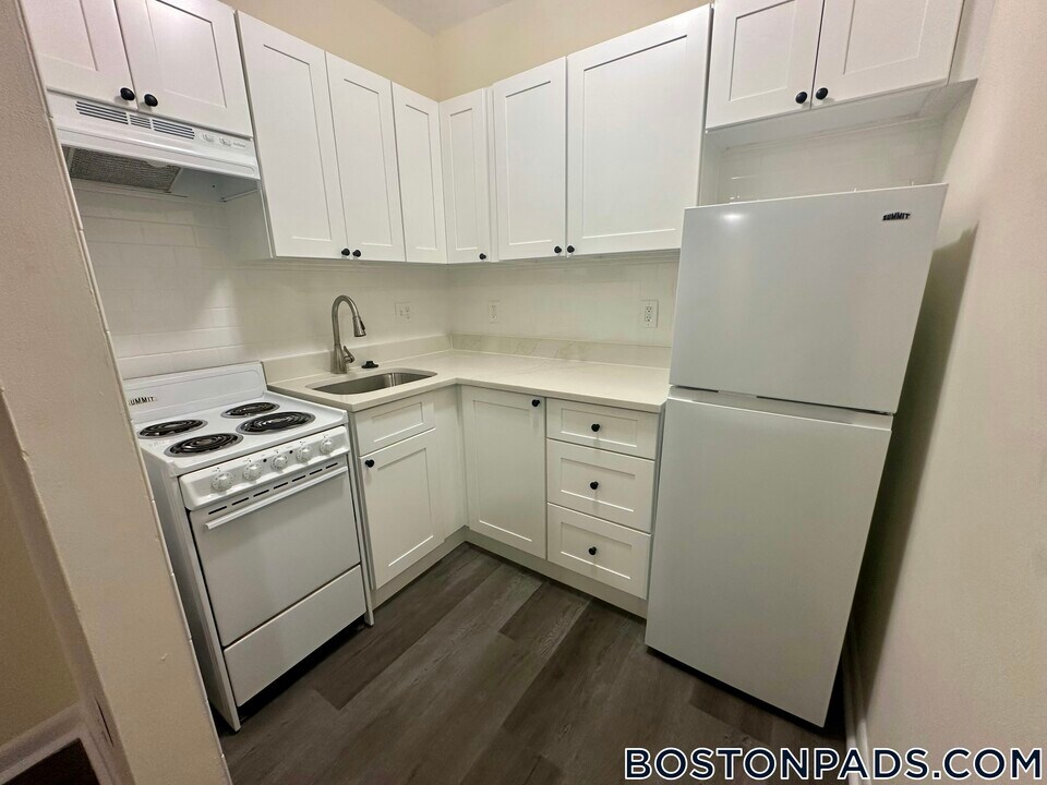 46 S Huntington Ave in Boston, MA - Building Photo