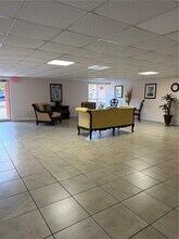 6190 W 19th Ave in Hialeah, FL - Foto de edificio - Building Photo