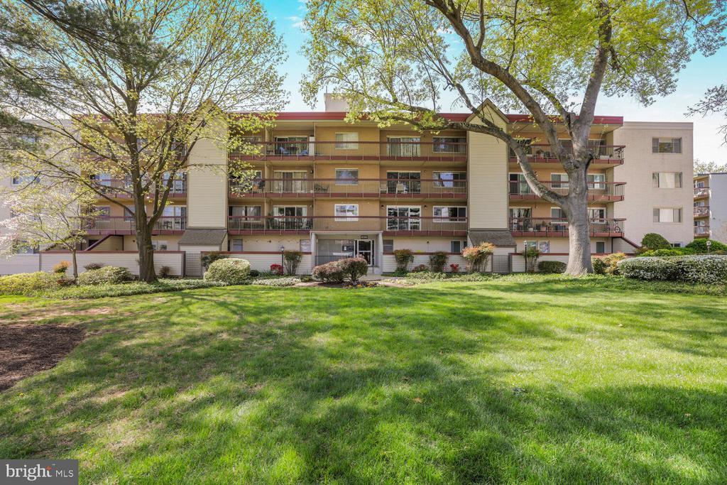 10300 Westlake Dr in Bethesda, MD - Building Photo