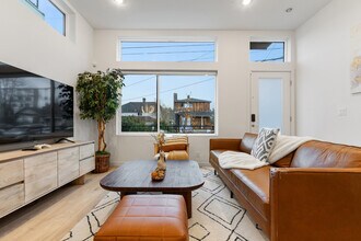 2433 S Plum St, Unit SI ID1324831P in Seattle, WA - Foto de edificio - Building Photo