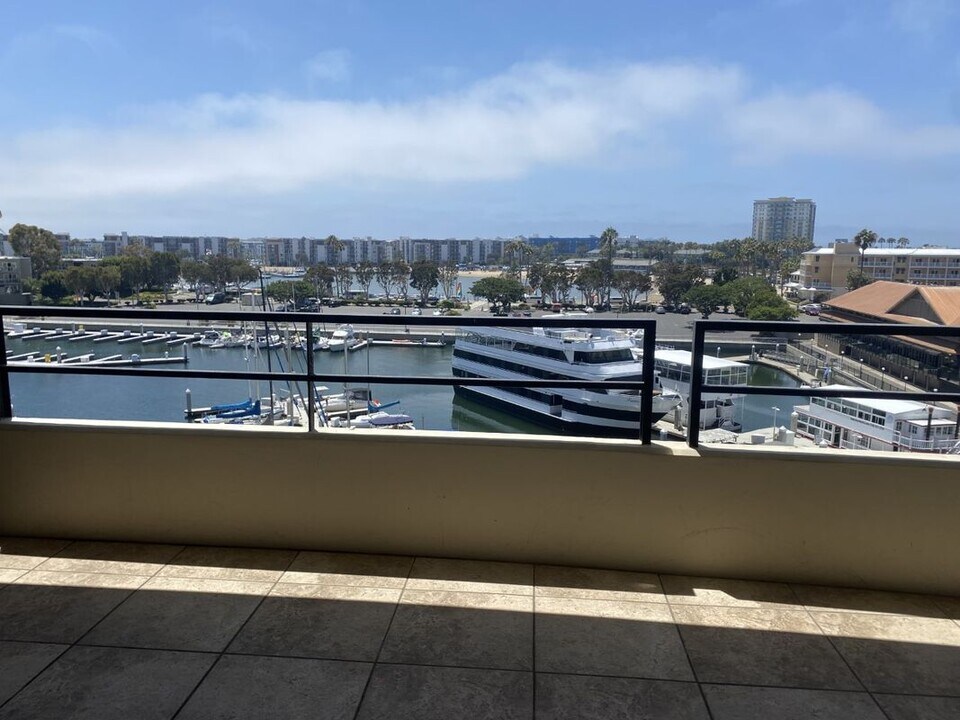 4265 Marina City Dr in Marina Del Rey, CA - Building Photo