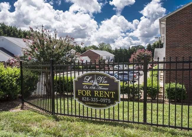 1610 18th Ave NE in Hickory, NC - Building Photo - Building Photo