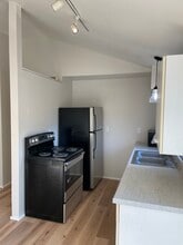 543 NE Emerson Ave, Unit B in Bend, OR - Building Photo - Building Photo