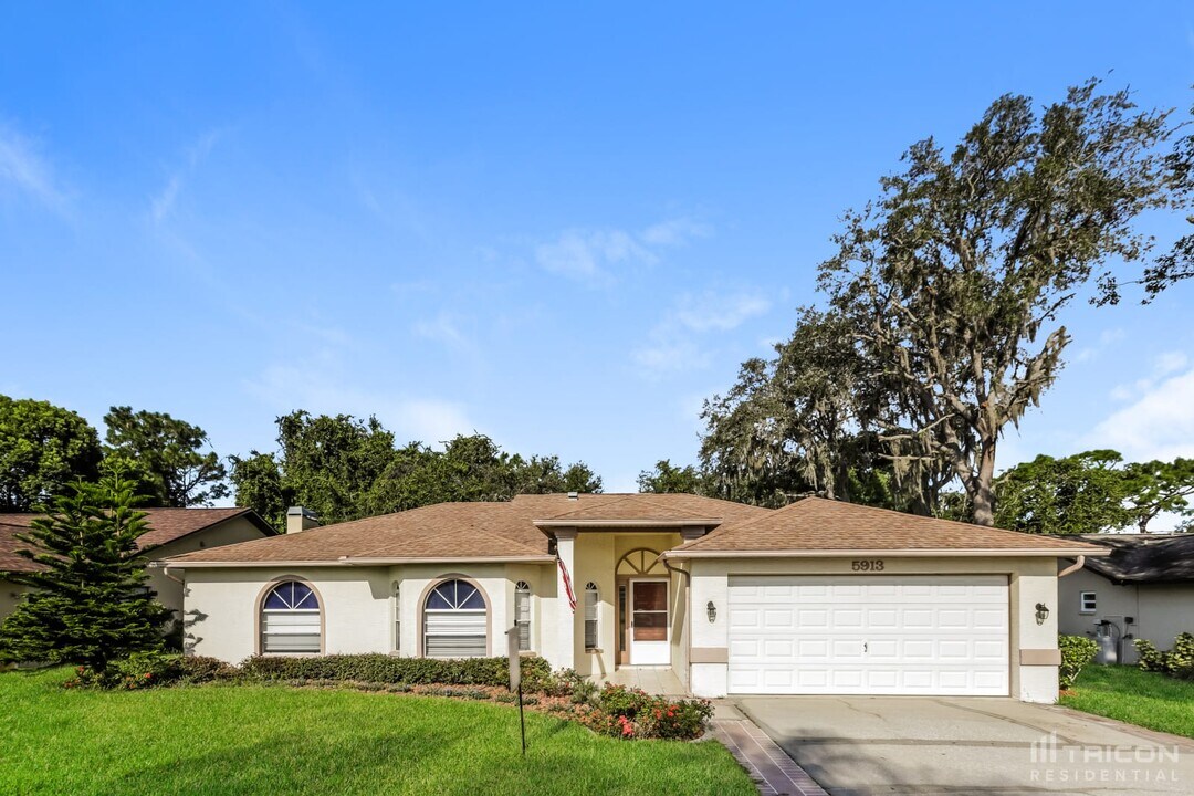 5913 Fall River Dr in New Port Richey, FL - Building Photo