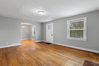 2221 Pinecroft Rd in Greensboro, NC - Building Photo - Building Photo