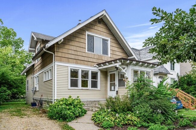 property at 1027 17th Ave SE