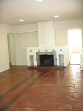 939 1/2 N Sierra Bonita Ave, Unit Sierra Bonita in West Hollywood, CA - Building Photo - Building Photo