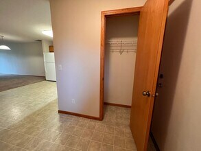 323 Williamsburg Pl in New Richmond, WI - Building Photo - Building Photo