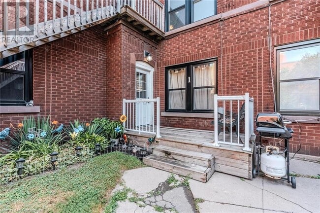 property at 1 Grosvenor Ave S