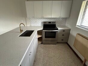 910 SW 4th Ave, Unit 3 in Miami, FL - Foto de edificio - Building Photo