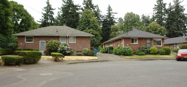 5526-5554 NE Clackamas St in Portland, OR - Building Photo - Building Photo