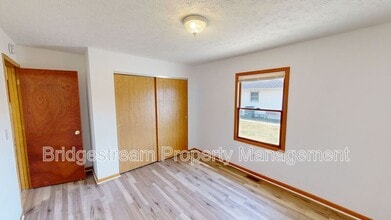 214 Woodsview Dr in Jeffersonville, OH - Building Photo - Building Photo
