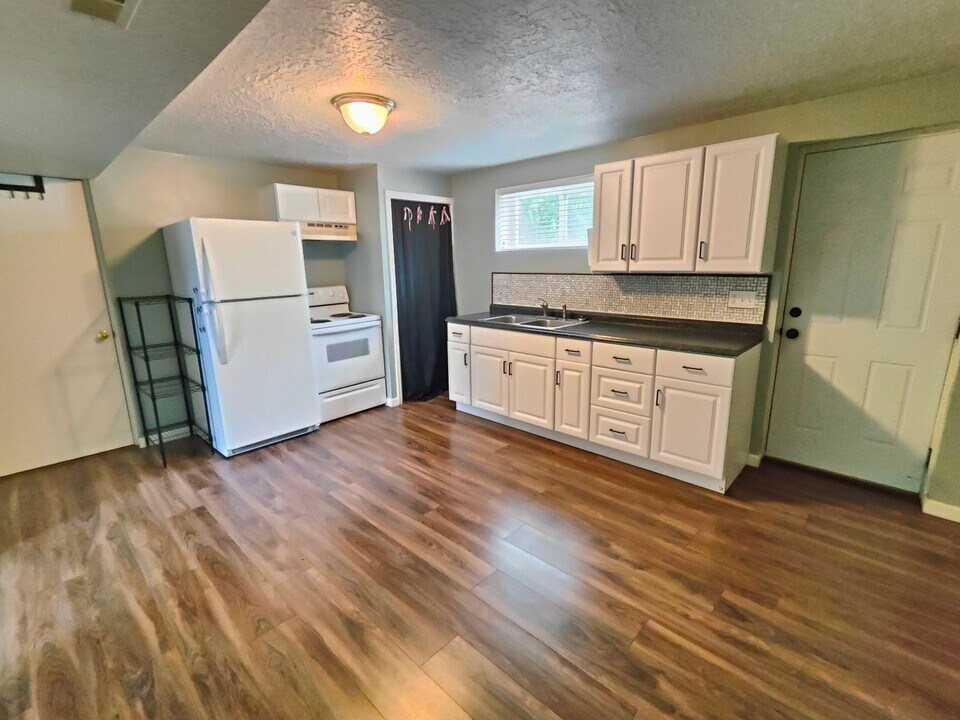 1121 W 2200 N in Layton, UT - Building Photo