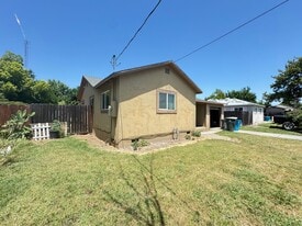 155 Clinton St in Yuba City, CA - Building Photo