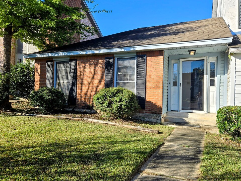 1632 Cobblestone Ct in Montgomery, AL - Foto de edificio