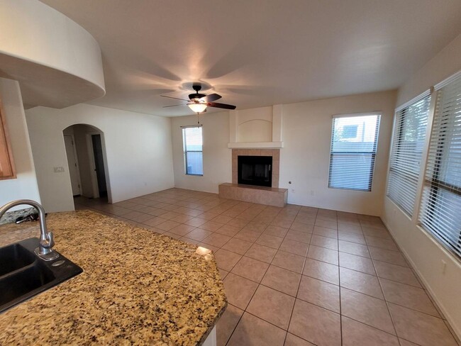 525 E Camino Crystal Azul in Sahuarita, AZ - Building Photo - Building Photo