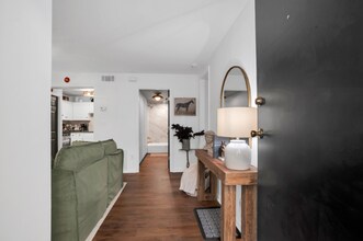 121 W Hall St in Savannah, GA - Foto de edificio - Building Photo