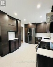 213 Northlake Dr in Waterloo, ON - Building Photo - Building Photo