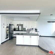 17366 Sunset Blvd in Los Angeles, CA - Building Photo - Building Photo