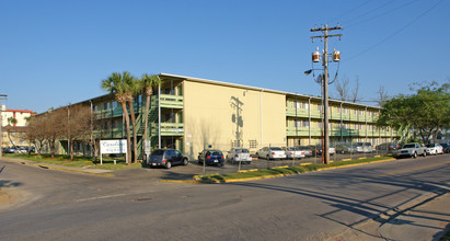 Carolina Square Apartments in Tallahassee, FL - Building Photo - Building Photo