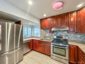 216 Julius St in Iselin, NJ - Foto de edificio - Building Photo