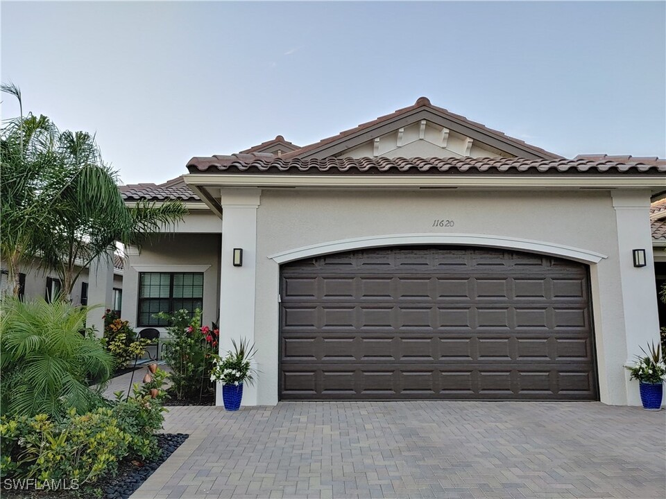 11620 Meadowrun Cir in Ft. Myers, FL - Foto de edificio