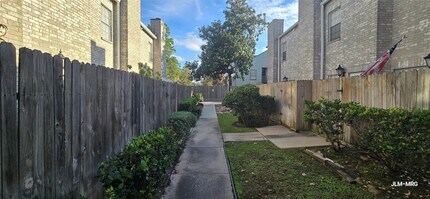 17471 Red Oak Dr in Houston, TX - Building Photo - Building Photo