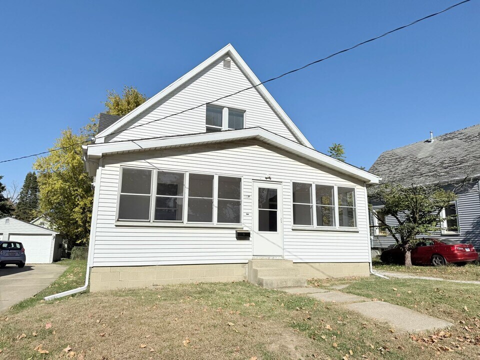 340 E Baker St in Bloomington, IL - Building Photo