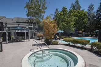 Plum Tree Apartment Homes in Martinez, CA - Foto de edificio - Building Photo