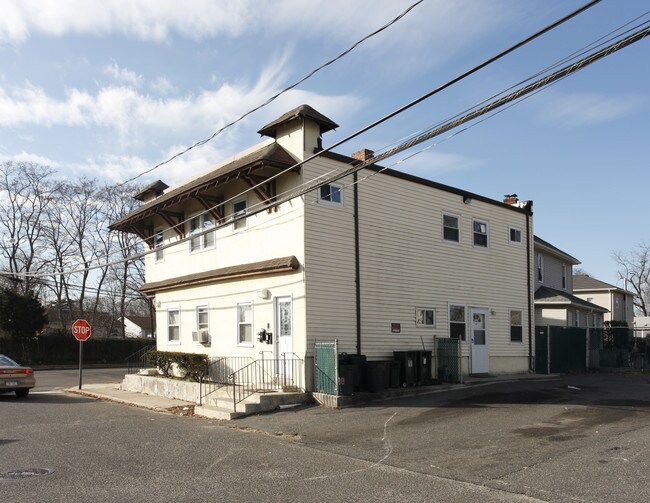 103-109 3rd Ave in Bay Shore, NY - Foto de edificio - Building Photo