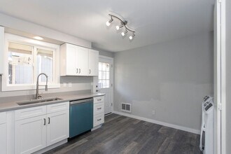1374CEDA in Hillsboro, OR - Foto de edificio - Building Photo