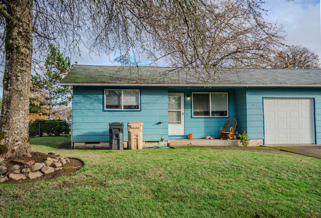 203 S 24th St in Philomath, OR - Foto de edificio - Building Photo