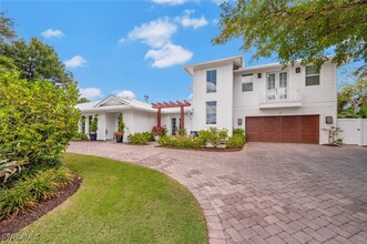 200 Burning Tree Dr in Naples, FL - Building Photo - Building Photo