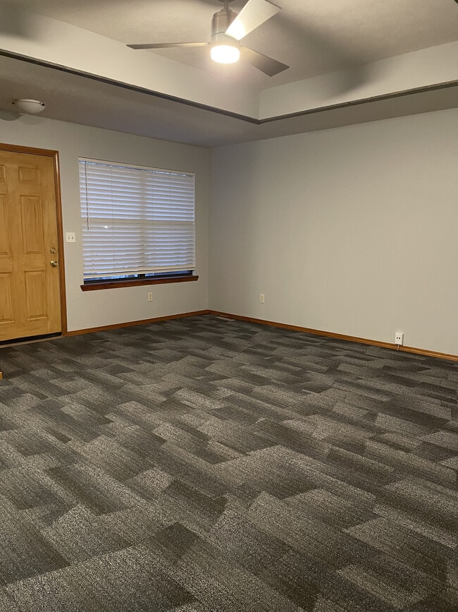 216 W Wade St in Republic, MO - Building Photo - Building Photo