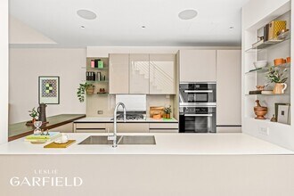 240 E 61st St in New York, NY - Building Photo - Building Photo