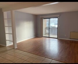 701 Garden Cir, Unit # 1 in Streamwood, IL - Foto de edificio - Building Photo