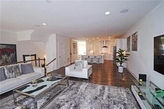 860 Stonehill Ln in Atlanta, GA - Building Photo - Building Photo