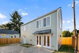 8136 18th Ave NE in Seattle, WA - Building Photo - Building Photo