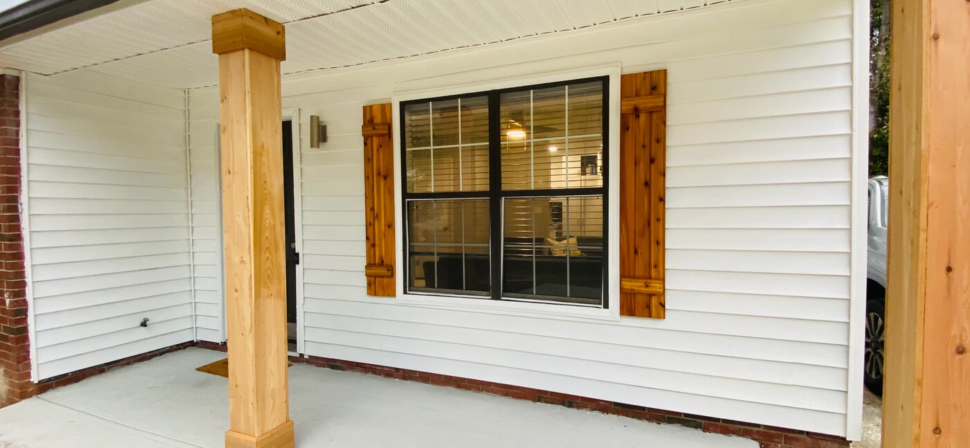 5569 Pine Gate Dr in Atlanta, GA - Building Photo