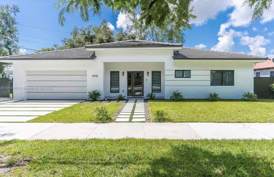 9958 SW 216th St in Miami, FL - Foto de edificio