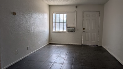 32350 Rancho Vista Dr in Cathedral City, CA - Foto de edificio - Building Photo