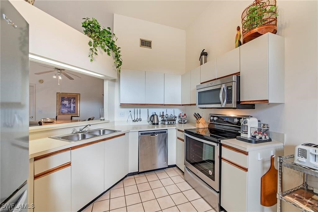 643 Beachwalk Cir in Naples, FL - Foto de edificio